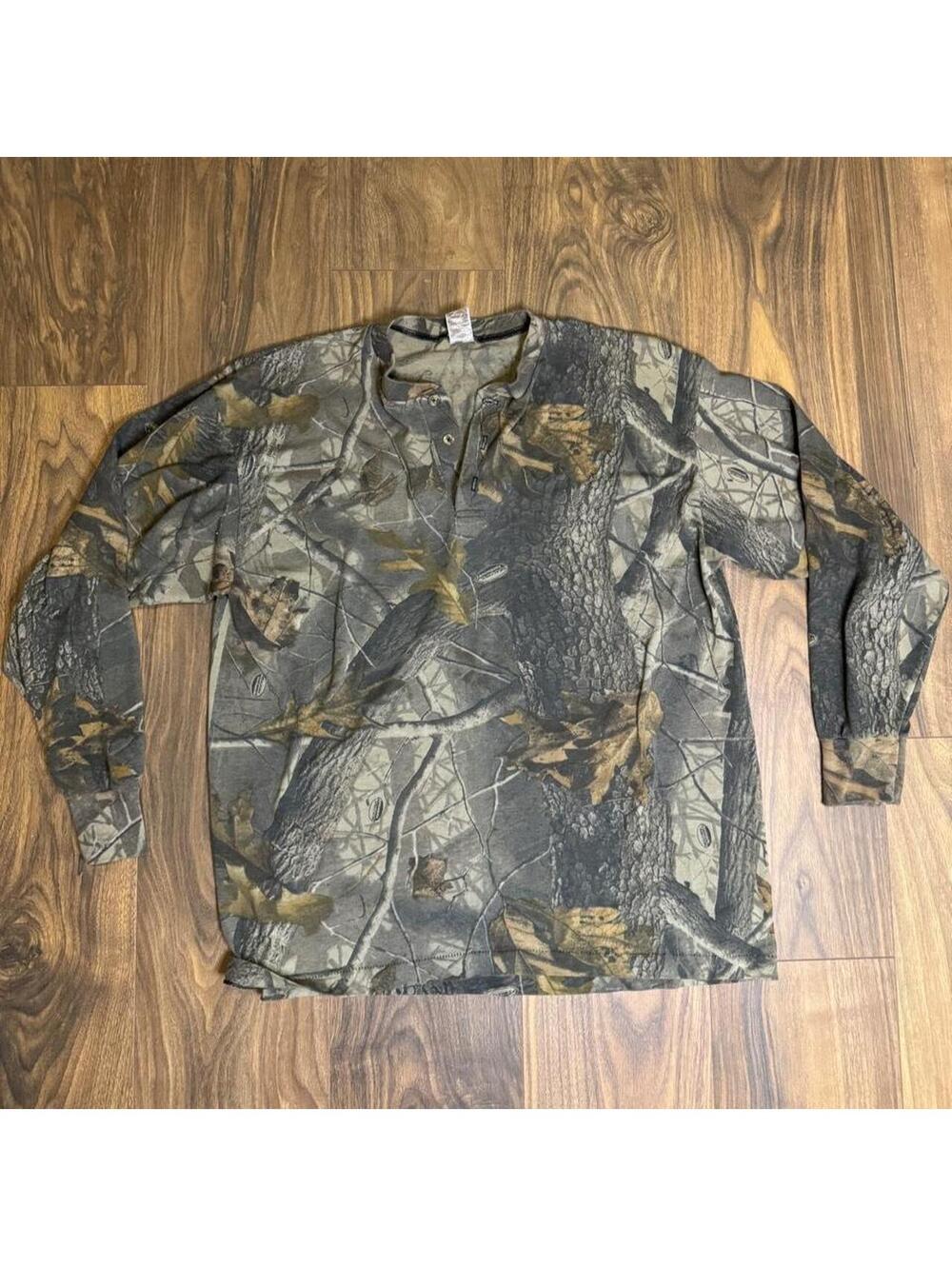 Realtree Men's Multi and Green Shirt